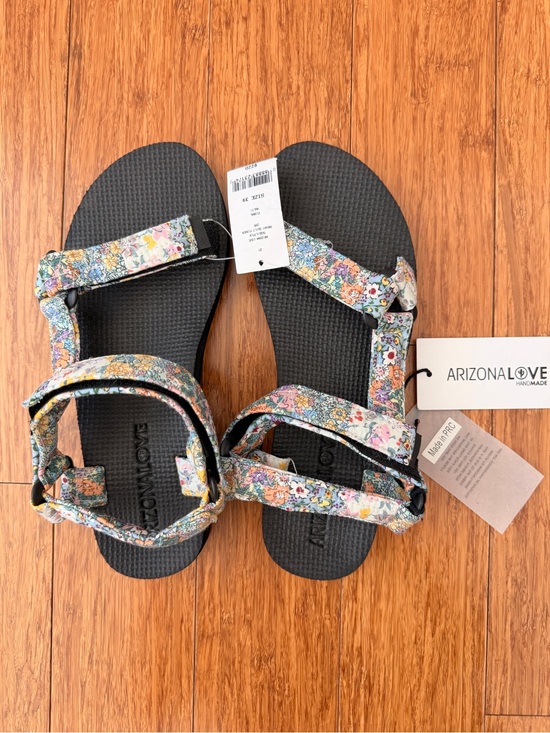 Arizona Love Shoes - Arizona Love Liberty Print Trekky Sandals – New With Tags – Size 39